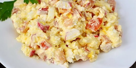 Salotos be majonezo: salotos su krabų lazdelėmis, sūrio, pomidorų ir kiaušinių