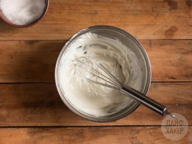 Pakuotę grietinėlės sūrio išsukite su keliais šaukštais įprasto cukraus ir vanilės paketu