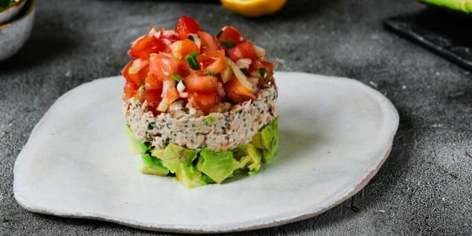 Salotos su tunu, pomidorais ir avokadu