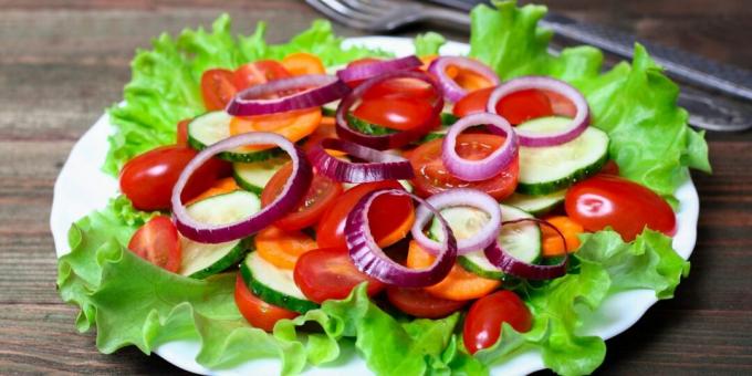 Paprastos daržovių salotos su morkomis