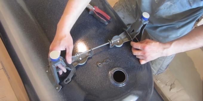 Montuojant vonią: kaip prijungti plieno vonios kojas