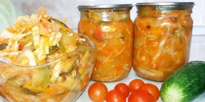 Salotos kopūstų žiemai: kopūstų salotos su agurkų, baklažanų, paprikos ir pomidorų