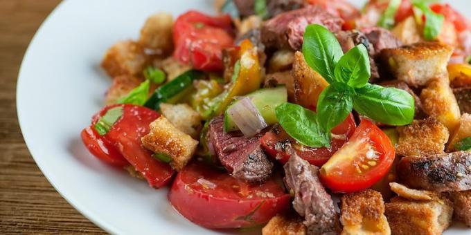 Salotos receptas su jautiena, skrebučiais, vyšniniais pomidorais ir bazilikais