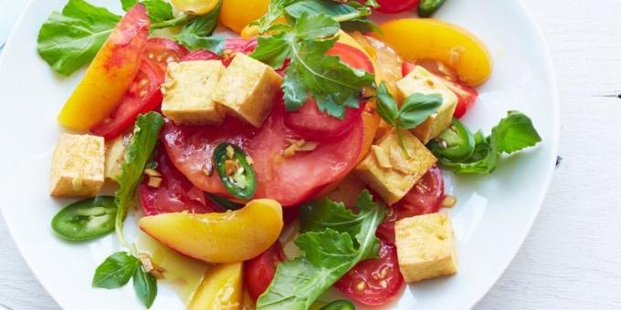 Salotos su pomidorais. Aštrus salotos su pomidorų, arugula, persikų ir tofu