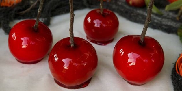 Obuoliai raudoname karamelės