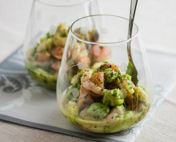 Šventiniai salotos skubotai: Salotos su krevetėmis, avokadu ir greipfruto