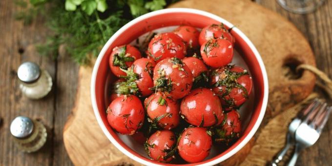 Sūdyti pomidorai su česnaku ir žolelėmis 2 valandas