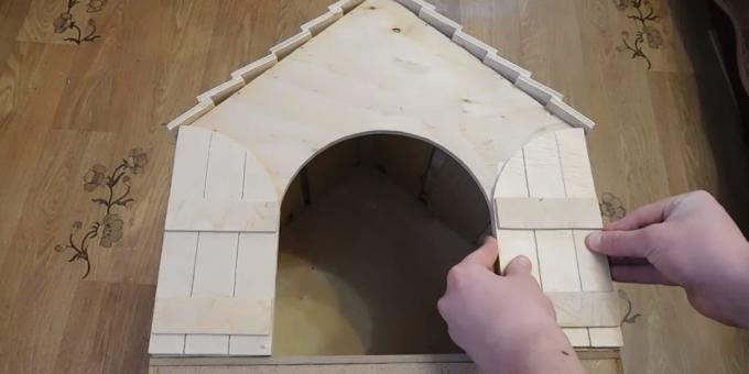Mažas namas katei su savo rankomis: klijai durų