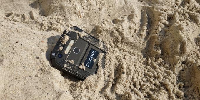 Saugomos smartfon Poptel P9000 Max: smėlyje