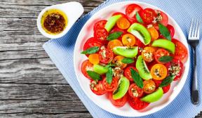 Kivių salotos su pomidorais ir mėtų padažu