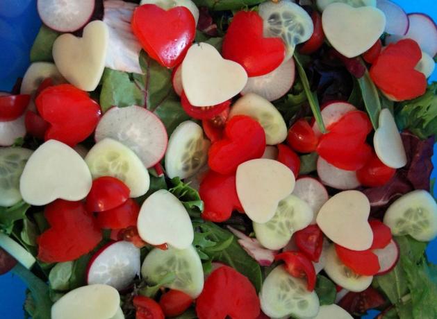 Dovanos Valentino dienai: daržovių salotos