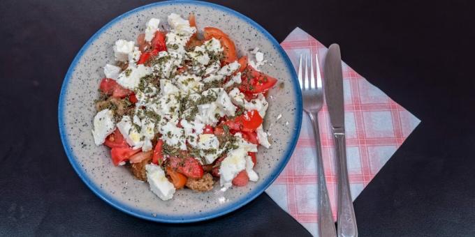 Dakos – graikiškos salotos su skrebučiais, pomidorais ir feta