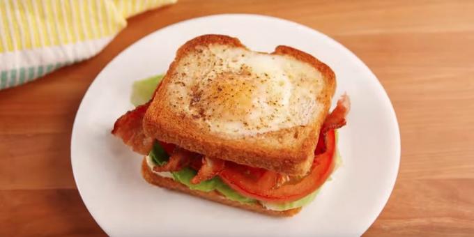 Receptų sumuštinis su kepta duona, kumpiu ir pomidorais