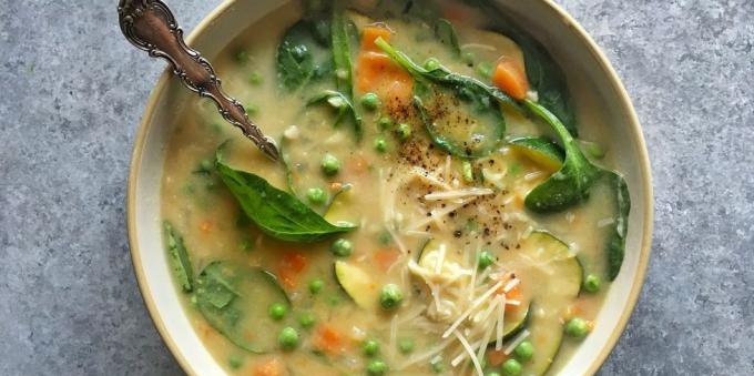 daržovių sriubos: sriuba su cukinija, špinatai, pupelės ir baltojo vyno