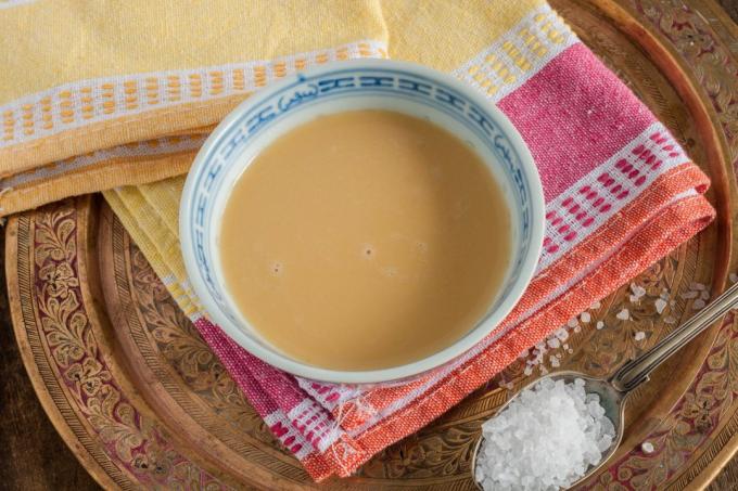 Tibete stipri žalioji arbata yra įtraukta į sviesto ir druskos jakų
