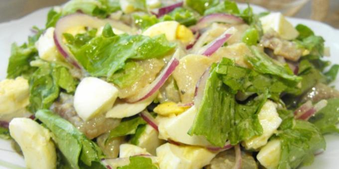 Receptai salotos be majonezo: Salotos su silke, kiaušiniais ir svogūnais