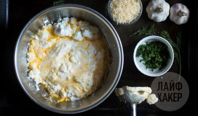 Kaip pasigaminti varškės suflę: kiaušinius išplakite su varške