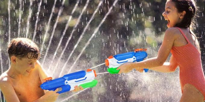 Vaikų gimtadienis: organizuoti kovos su vandens pistoletai