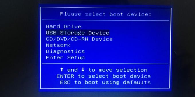 Norėdami sukonfigūruoti BIOS paleisti iš USB atmintinės, pasirinkite elementą USB atminties įrenginys