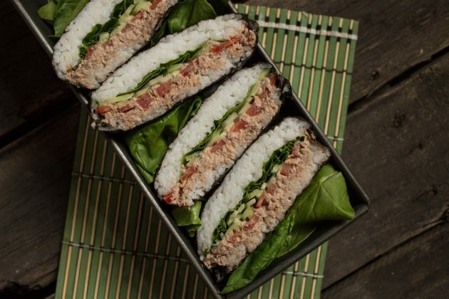 Klasikinį onigirazu suši sumuštinį galima patiekti su sojos padažu arba be jo
