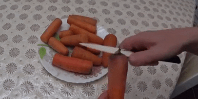 Kaip laikyti morkas šaldytuve: supjaustyti sausos galuose iš abiejų pusių morkos