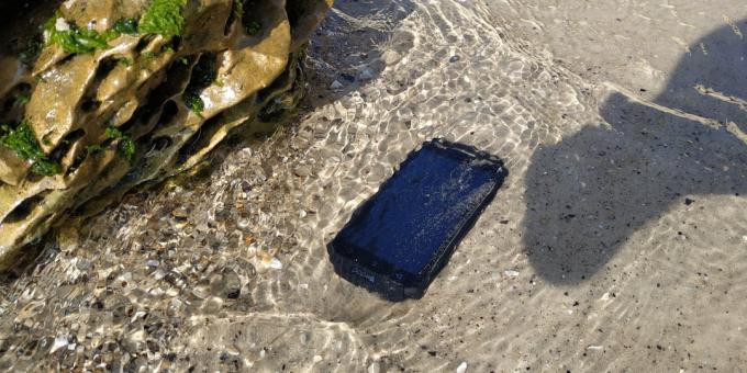 Saugomos smartfon Poptel P9000 Max: Po vandeniu