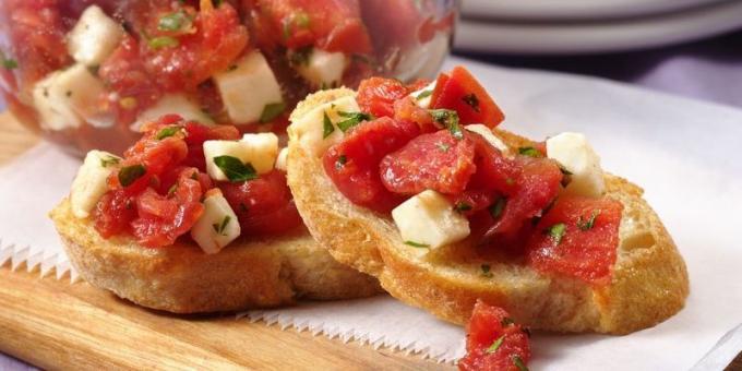 Paprasta užkandžiai: crostini su pomidorais ir mocarela