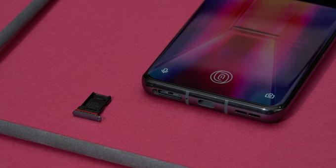 „OnePlus 9 Pro“: apačioje yra SIM dėklas, mikrofonas, C tipo USB ir garsiakalbis