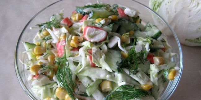 Šviežia salotos: salotos su kopūstų, kukurūzų ir krabų lazdelėmis