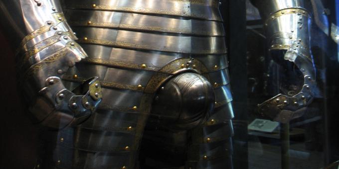Viduramžių riteriai nenešiojo šarvuotų rankogalių, kad apsaugotų savo genitalijas.