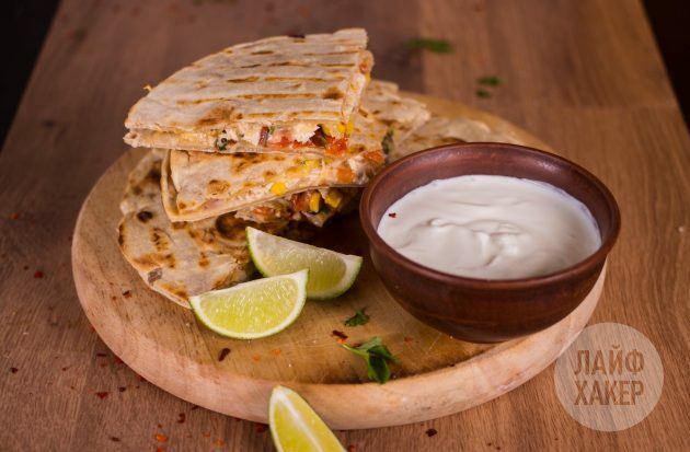 Quesadillas su vištienos, kukurūzų ir pomidorų salsomis, patiekiama su grietine arba guacamole padažu