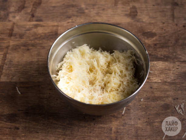 Kaip pasigaminti bulvių kišą: supjaustykite bulves