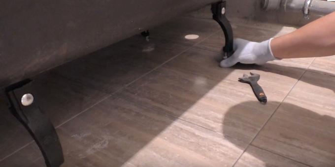 Montuojant vonią: kaip prijungti pėdų ketaus vonia