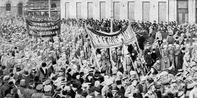 Rusijos imperijos istorija: vasario revoliucija. Karių demonstracija Petrograde vasario dienomis. 