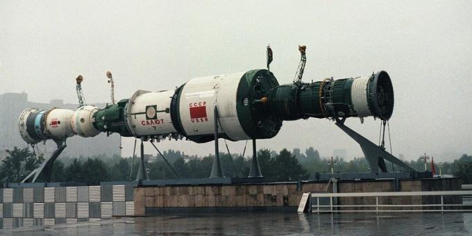 Salyut-7 stoties priešais vieną iš Maskvos VDNKh paviljonų modelis, 1985 m