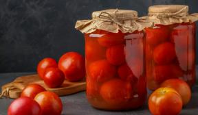Marinuoti pomidorai su svogūnais