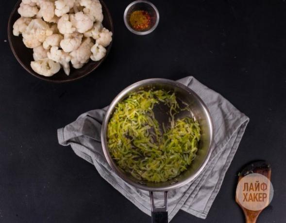 Žiedinių kopūstų tyrės sriuba: pirmiausia į puodą nusiųskite svogūnų