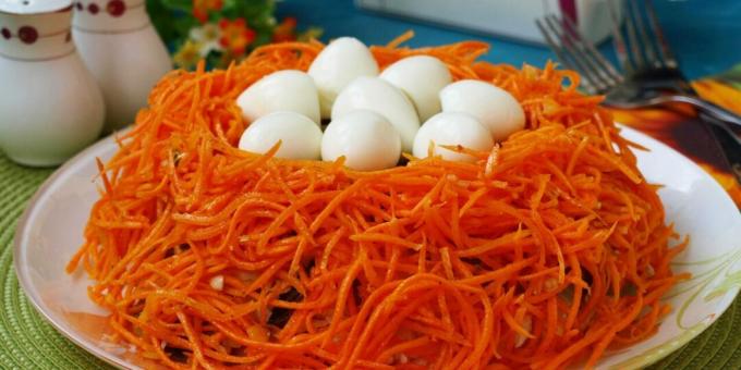 Korėjiečių kalba salotos „Capercaillie Nest“ su morkomis