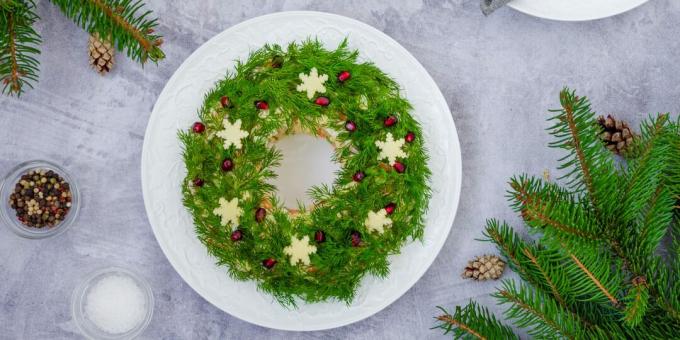 Naujųjų metų salotų receptai: „Kalėdinis vainikas“ su jautiena ir marinuotais svogūnais