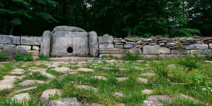 Gelendžiko lankytinos vietos: Žanės upės ir Vozrozhdenie kaimo dolmenai