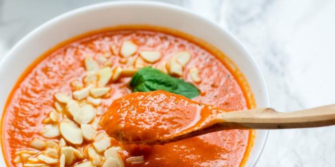 Pomidorų tyrės sriuba su paprika ir migdolais