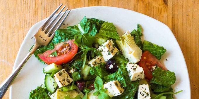 mitybos mokymų metu: daržovių salotos su tofu