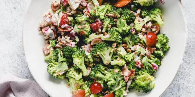 Receptas salotos su brokoliai, šonine, svogūnai, vynuogių sėklų ir saulėgrąžų