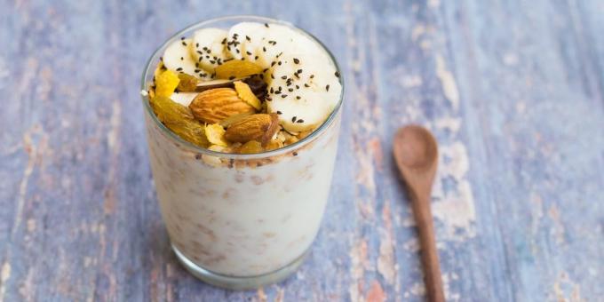 ką valgyti prieš treniruotės: jogurtas su riešutai ir bananų