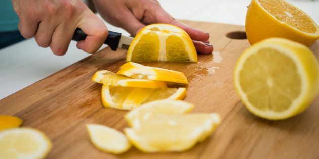Vyšnių limonadas: nuplaukite citriną ir apelsinus
