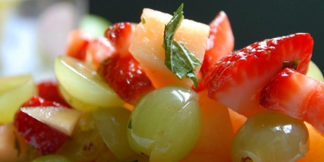 Vaisių salotos melionai su braškių ir vyšnių