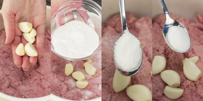 Žingsnis po žingsnio receptas namų dešra: Pridėti česnako, grietinėlės, druskos, cukraus
