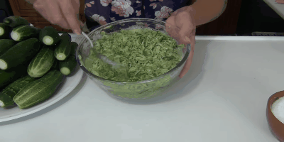 Receptų agurkai agurkai: Pridėti tarkuotų daržovių druskos ir gerai išmaišykite
