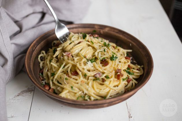 Carbonara pastą patiekite iš karto