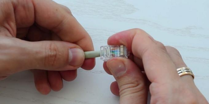 Kaip užspausti vytos poros kabelį: užmaukite jungtį